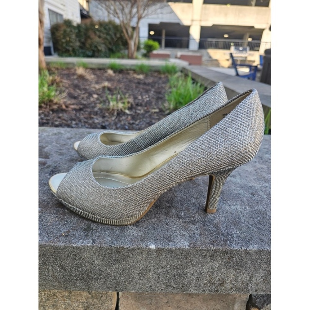Bandolino Rainaa Peep Toe Pumps 9 Gold Metallic Heels Going Out Gala Formal ~ - Picture 3 of 9